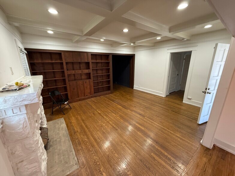 Building Photo - 1493 W 47th St