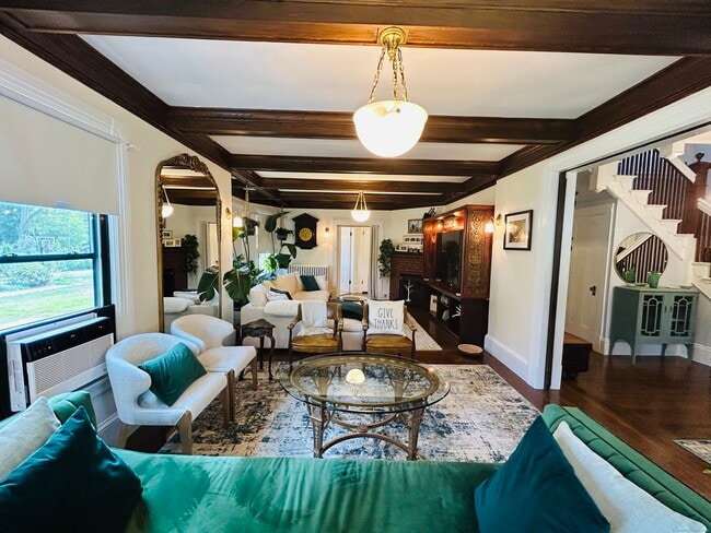 Building Photo - 37 School St