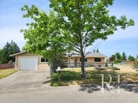 Building Photo - Earthy Warm and Inviting 3-Bd Rambler