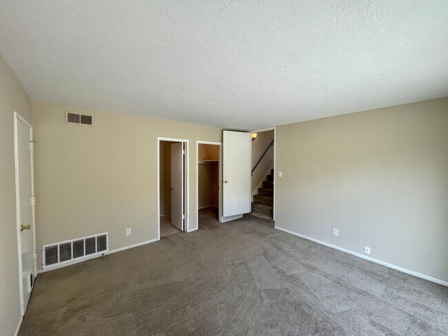 Building Photo - Beautiful 4B/2.5BA House in Oceanside w/ Attached Garage & W/D!