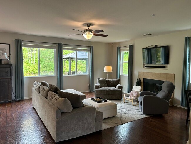 Building Photo - Beautiful 5-Bedroom Home In Oceanside