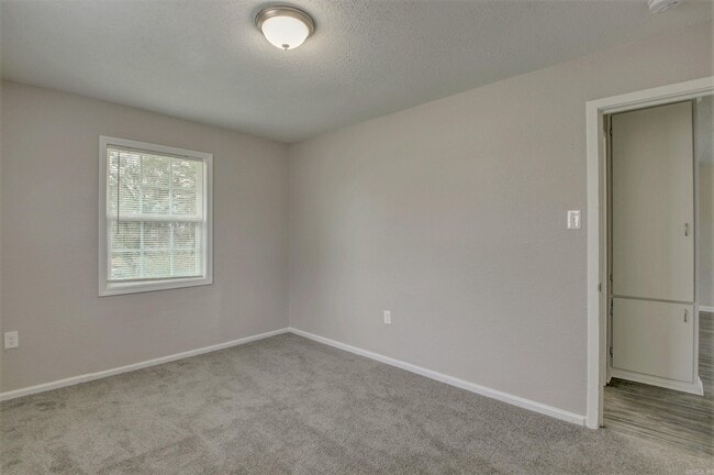 Building Photo - 17 Hiland Pl