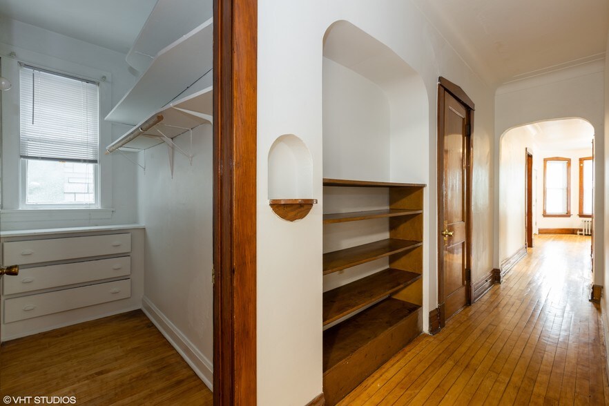Building Photo - 3051 N Leavitt St