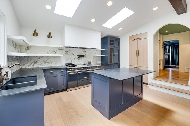 Building Photo - Immaculate Tudor