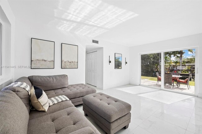 Building Photo - 10750 SW 43rd Ln