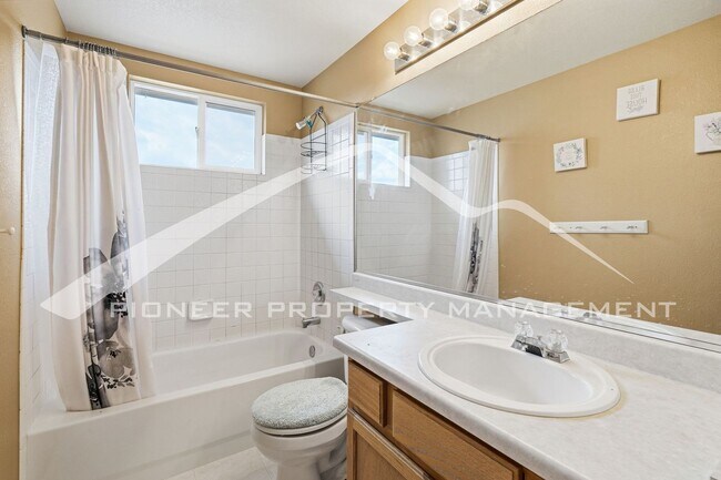 Building Photo - Spacious Home with Central AC and Fenced Yard