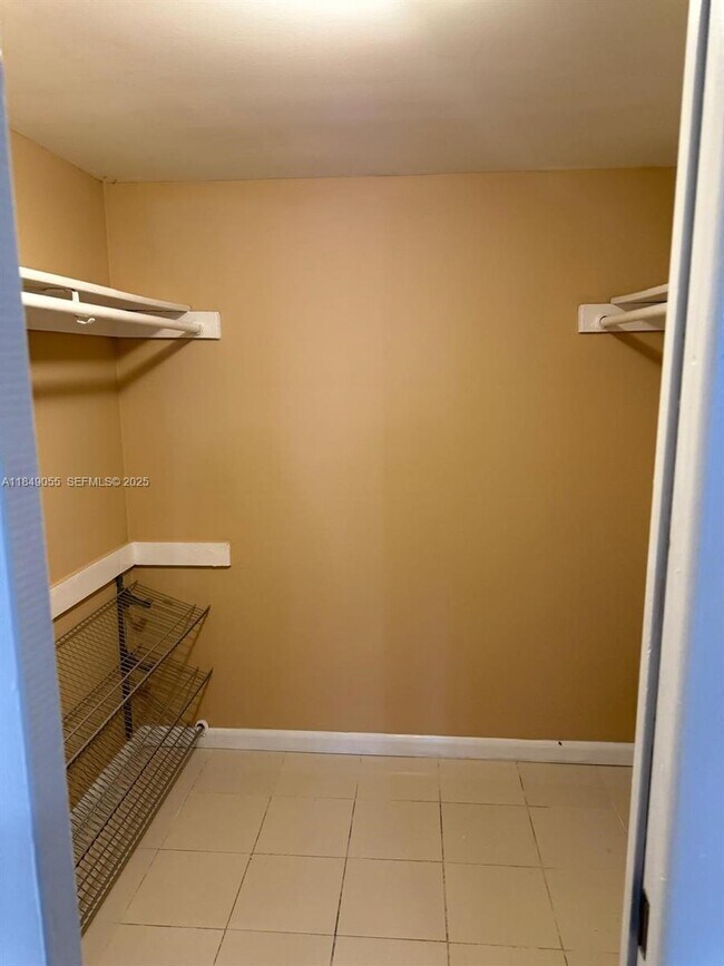 Building Photo - 10825 SW 112th Ave