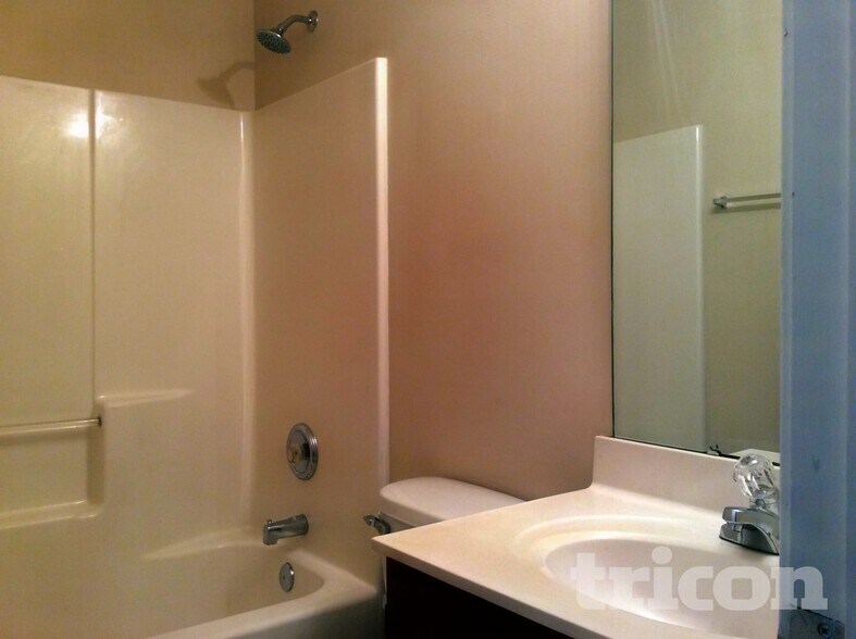 Building Photo - 919 Lakehill Rd