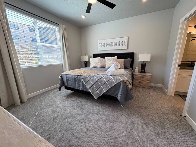 Building Photo - 206 N Chapparell Dr