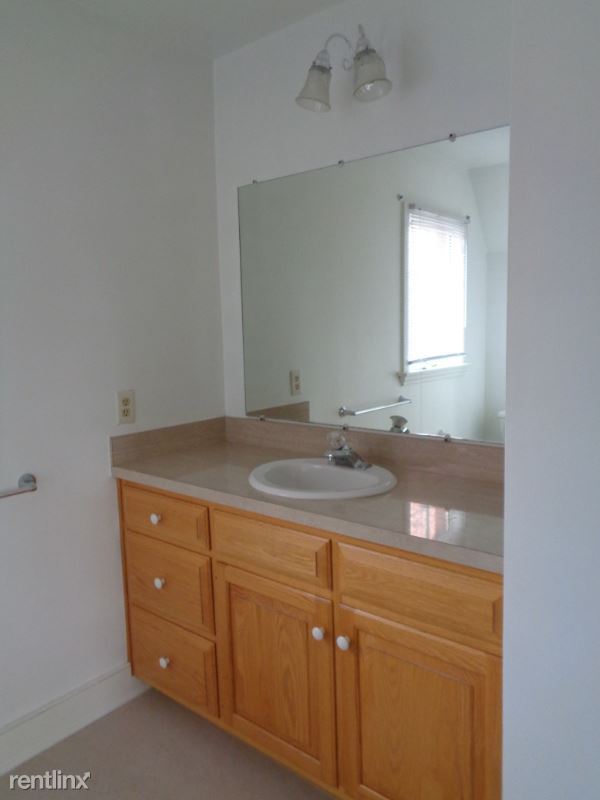 Building Photo - 2 br, 3 bath Townhome - 13 Market Plaza