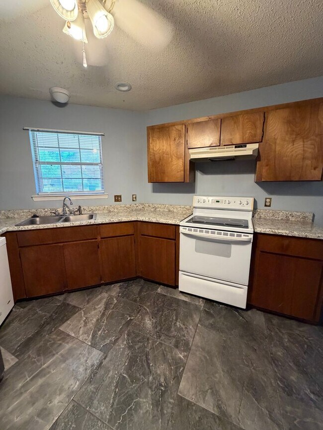 Building Photo - FOR RENT