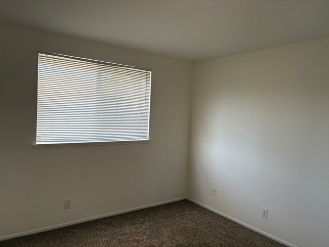 Building Photo - Spacious 5 bedroom 2 1/2 bathroom Westpark...