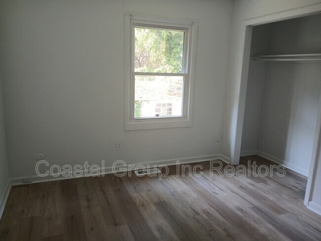 Building Photo - 861 W 48th St
