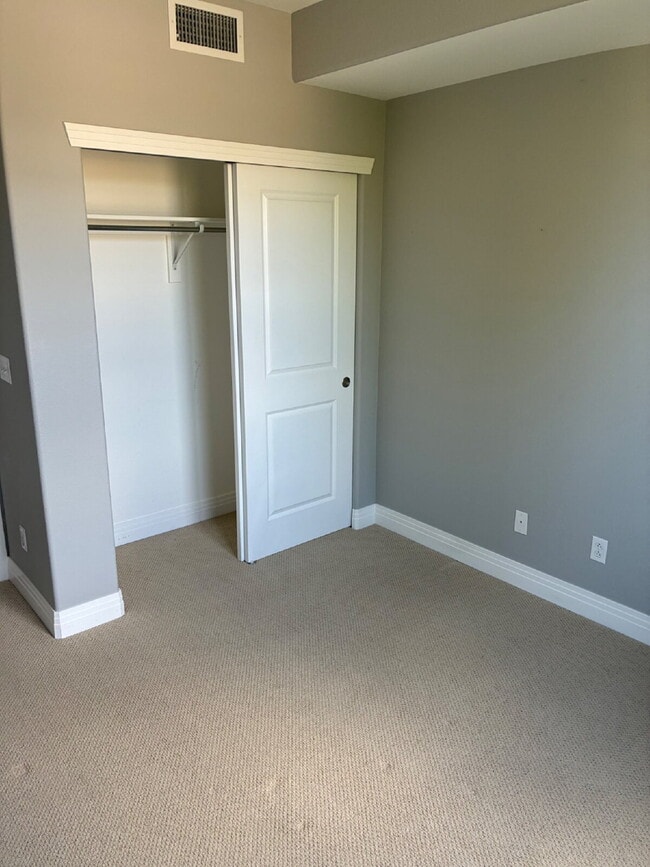 Building Photo - Beautiful Updated 2-Bedroom, 2 Full Bathroom Mid-Rise Condo Available ASAP!
