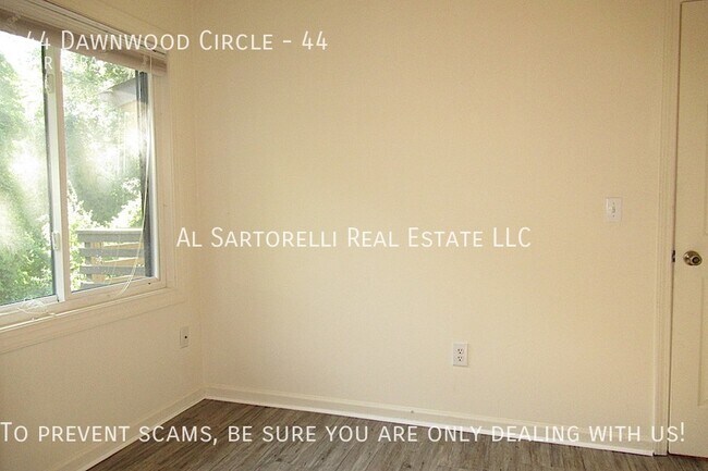 Building Photo - Pet Friendly Condo close to town and ready...