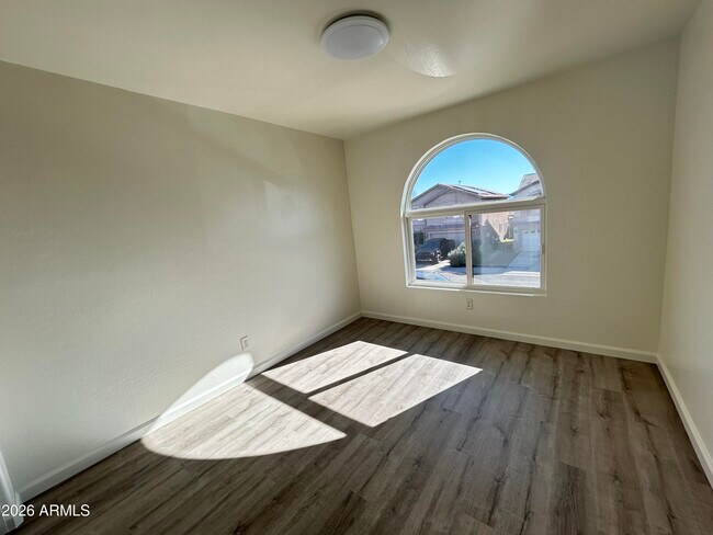 Building Photo - 10542 W Alvarado Rd