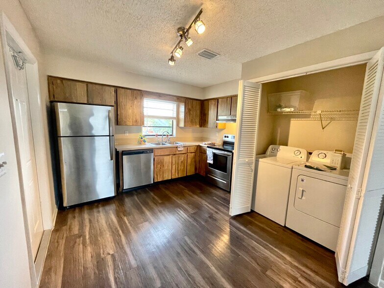 Building Photo - 5107 S Clarice Ct