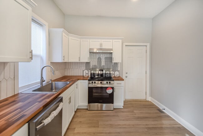 Building Photo - 2224 N Kenwood Ave