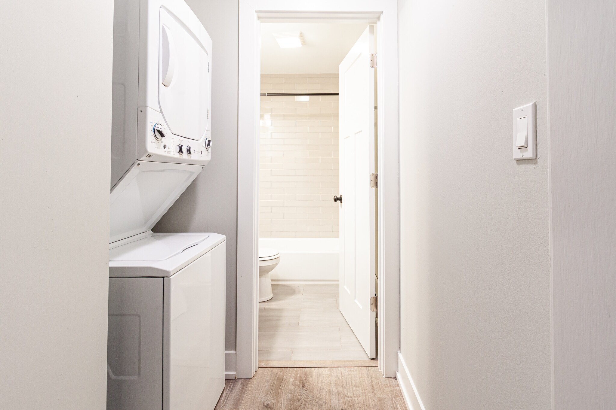 Building Photo - 525 W Surf St