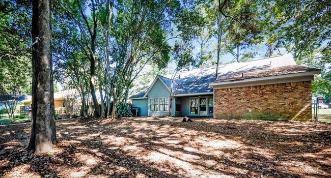 Building Photo - 17 Rotan Ct