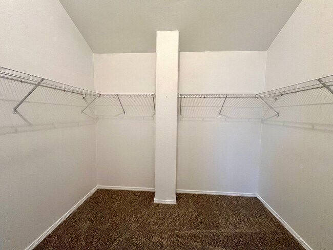 Building Photo - Spacious, Updated Townhome in Prime Beaverton Location!