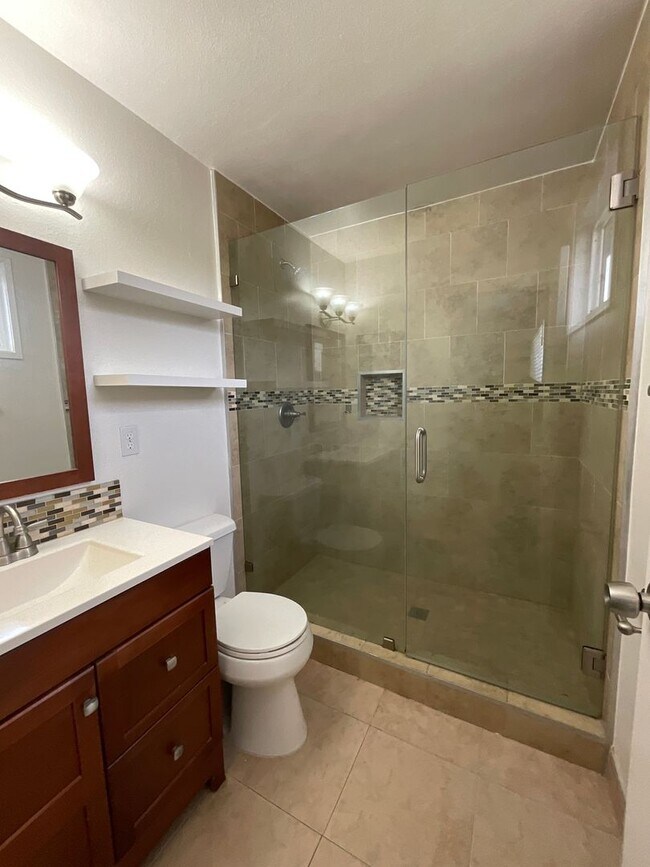 Building Photo - 3 Bedroom 2 Bathroom Single Story Home