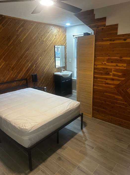 Primary Photo - 8050 Tavenor Ln