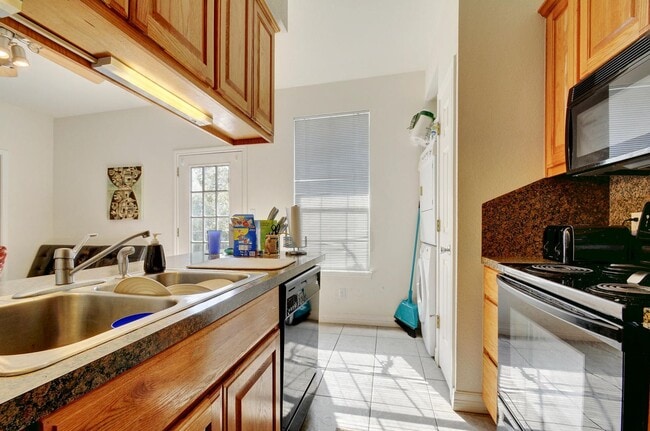 Building Photo - West Campus Gem!!!