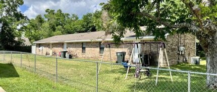 Building Photo - 2114 Hollyhill Rd