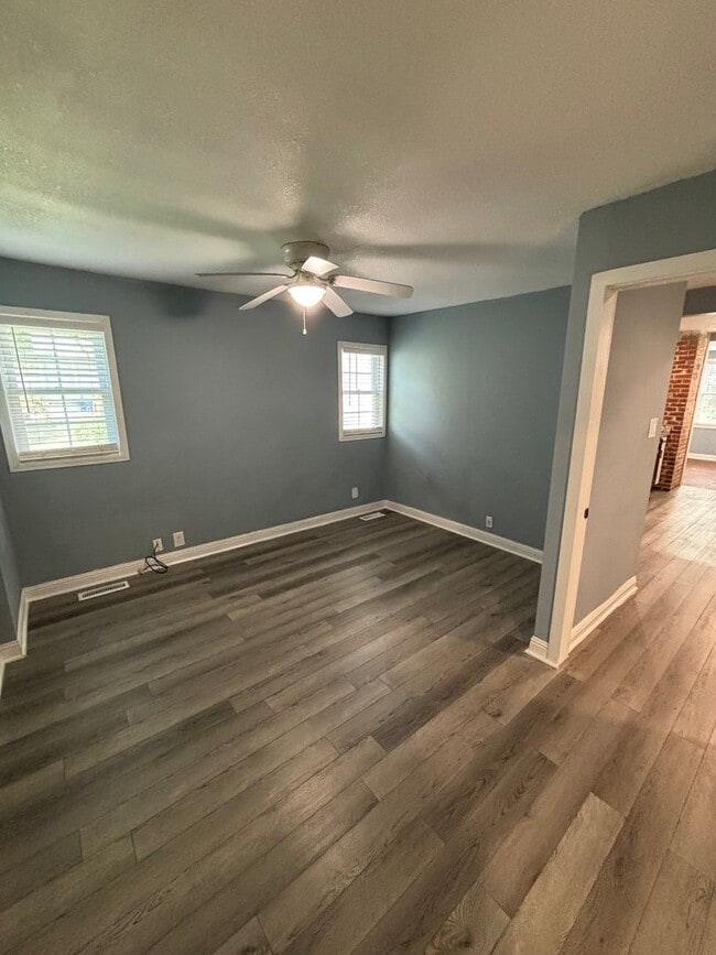 Building Photo - Alcoa Cottage!!