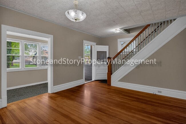 Building Photo - Large 4 bedroom 2 bath in well established Oakland neighborhood