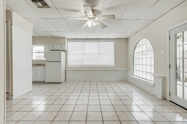 Building Photo - 811 Cottonwood Ave