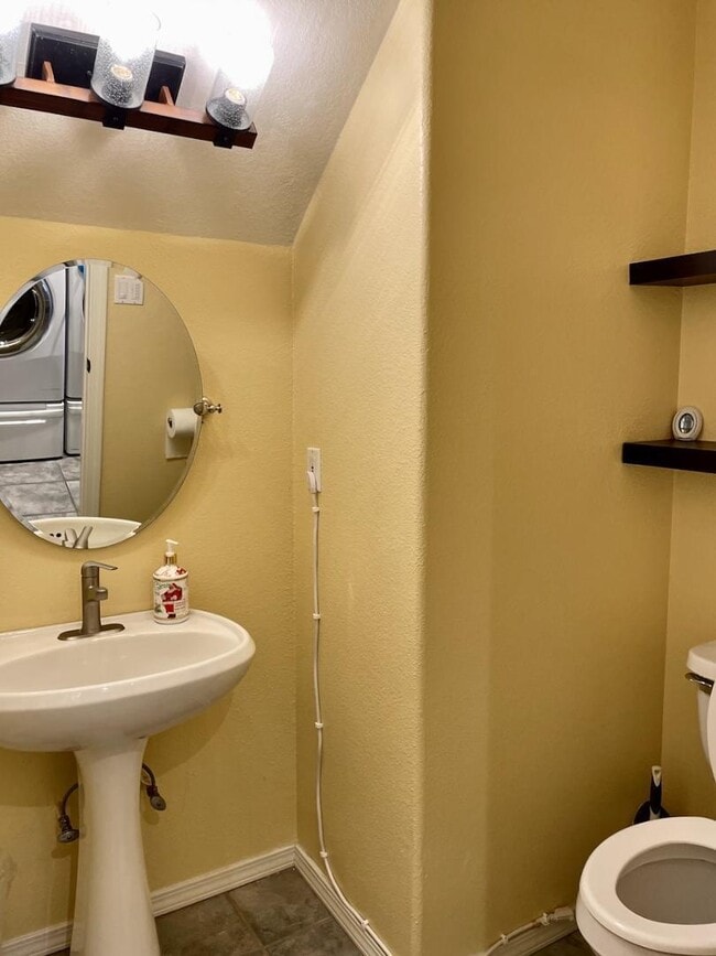 Building Photo - 12408 Mangas Trail NE