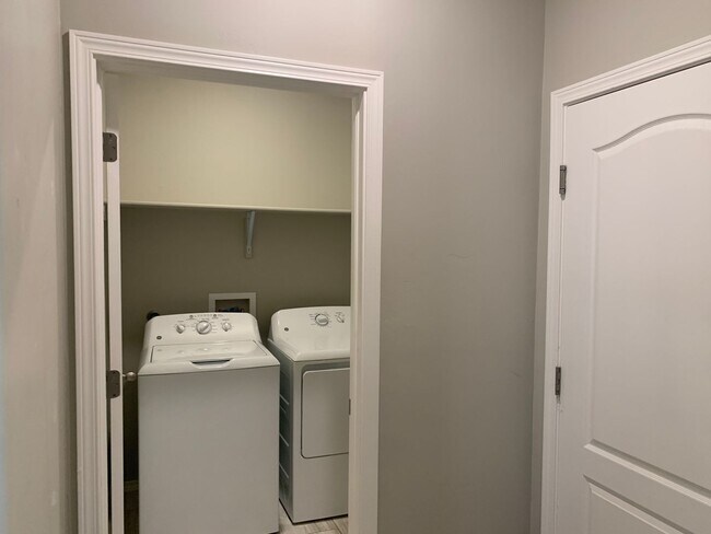 Building Photo - Newer Home in  Metro Park Village