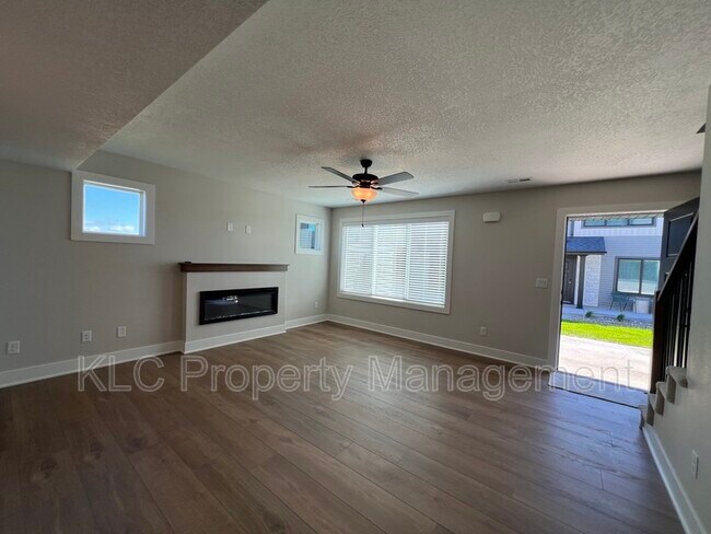 Building Photo - 601 Hart Ln