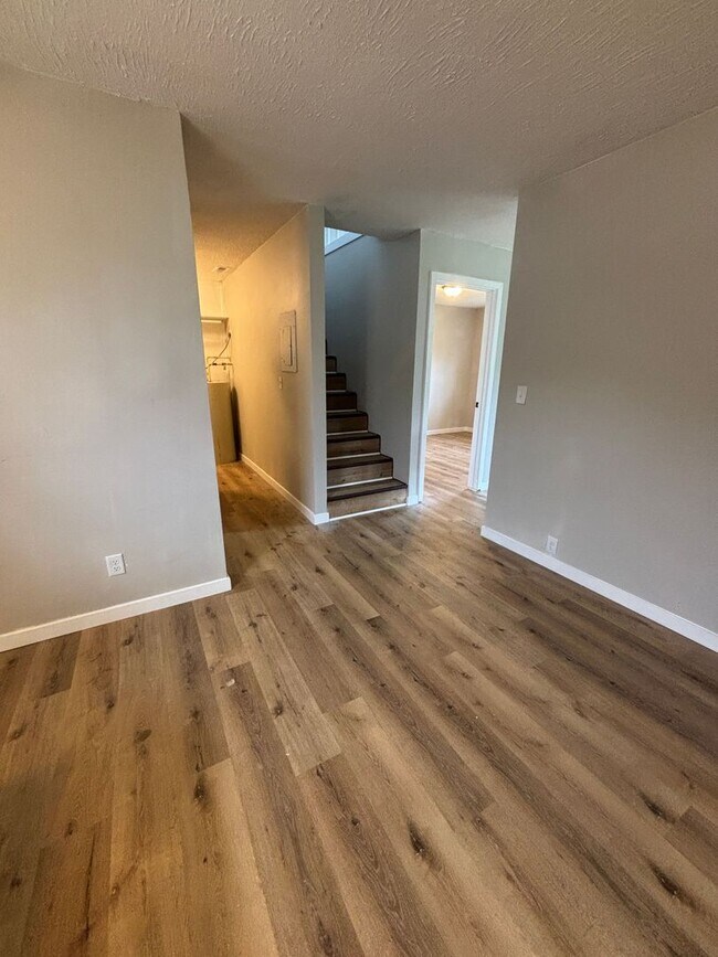 Building Photo - Newly Renovated 2 Bed 1 Bath Apt Move In Special!!