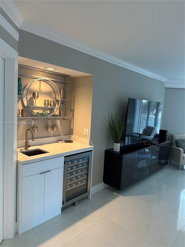 Building Photo - 16485 Collins Ave