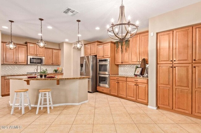 Building Photo - Eagle Glen Cul-de-sac Beauty