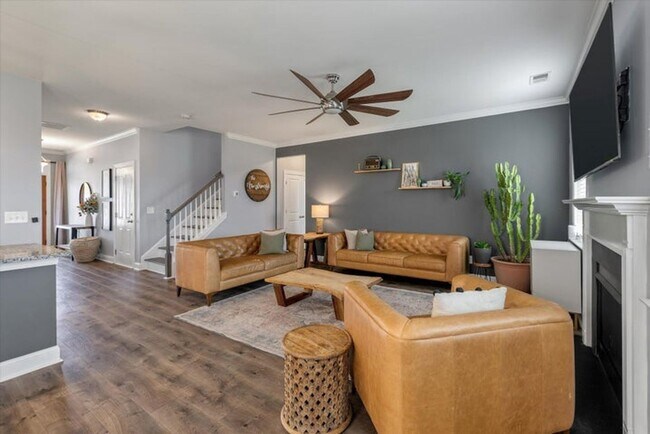 Building Photo - Show stopping 5 bed/3 bath rental in the h...