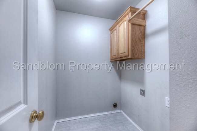 Building Photo - For Lease | Jenks | Available Now!