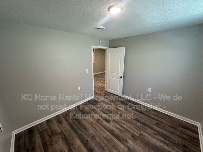 Building Photo - 4140 E 60 Terrace