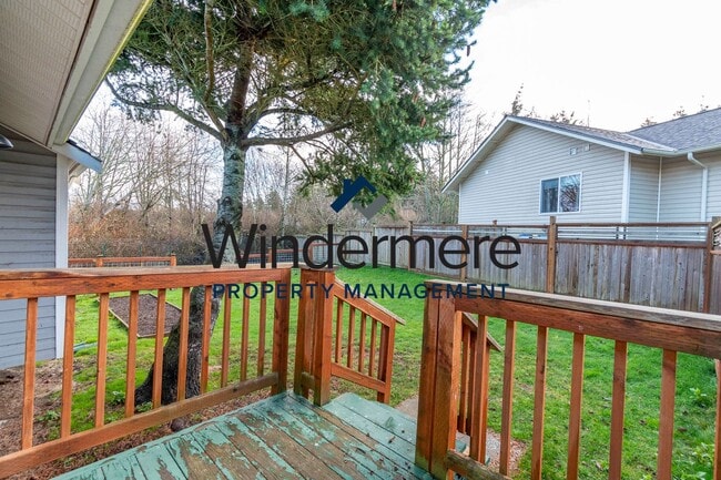 Building Photo - Single-Level 3 Bedroom Home with Fenced Yard