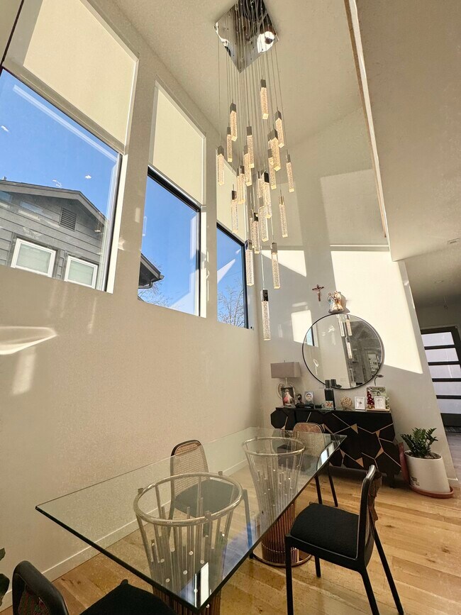 Building Photo - 4732 Mercier St