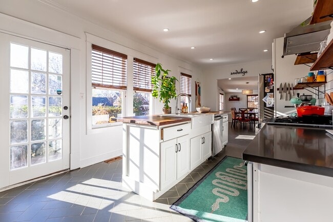 Building Photo - 310 S 7th St