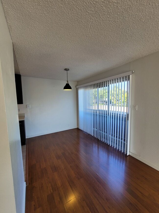 Building Photo - Spacious & Modern 1 Bedroom Condo