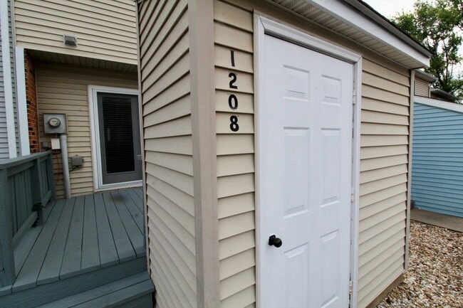 Building Photo - Charming 3-Bedroom Townhome for Rent with ...