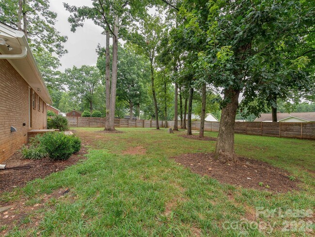 Building Photo - 5646 Oak Dr