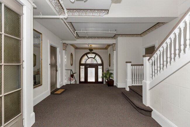 Building Photo - 1130 Larkin