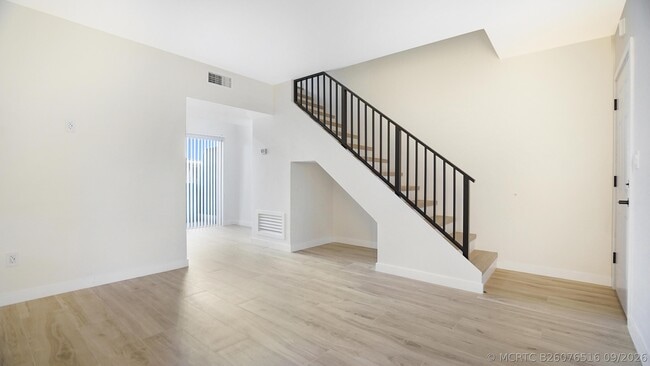 Building Photo - 701 S Royal Poinciana Blvd