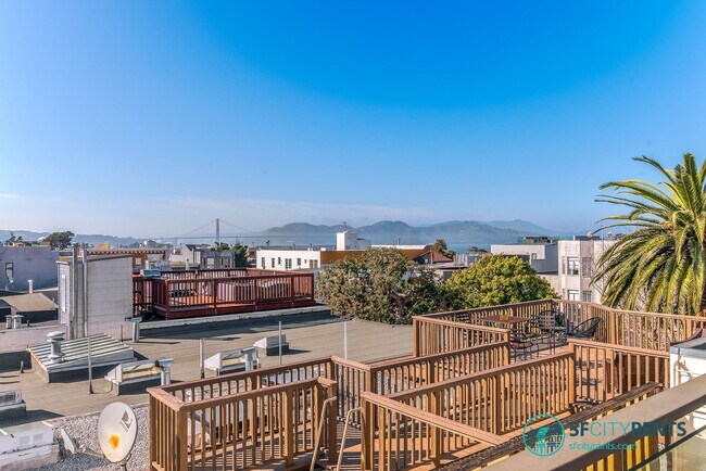 Building Photo - Marina: Remodeled Light-Filled Top-Floor Marina Condo with Private Roof Deck